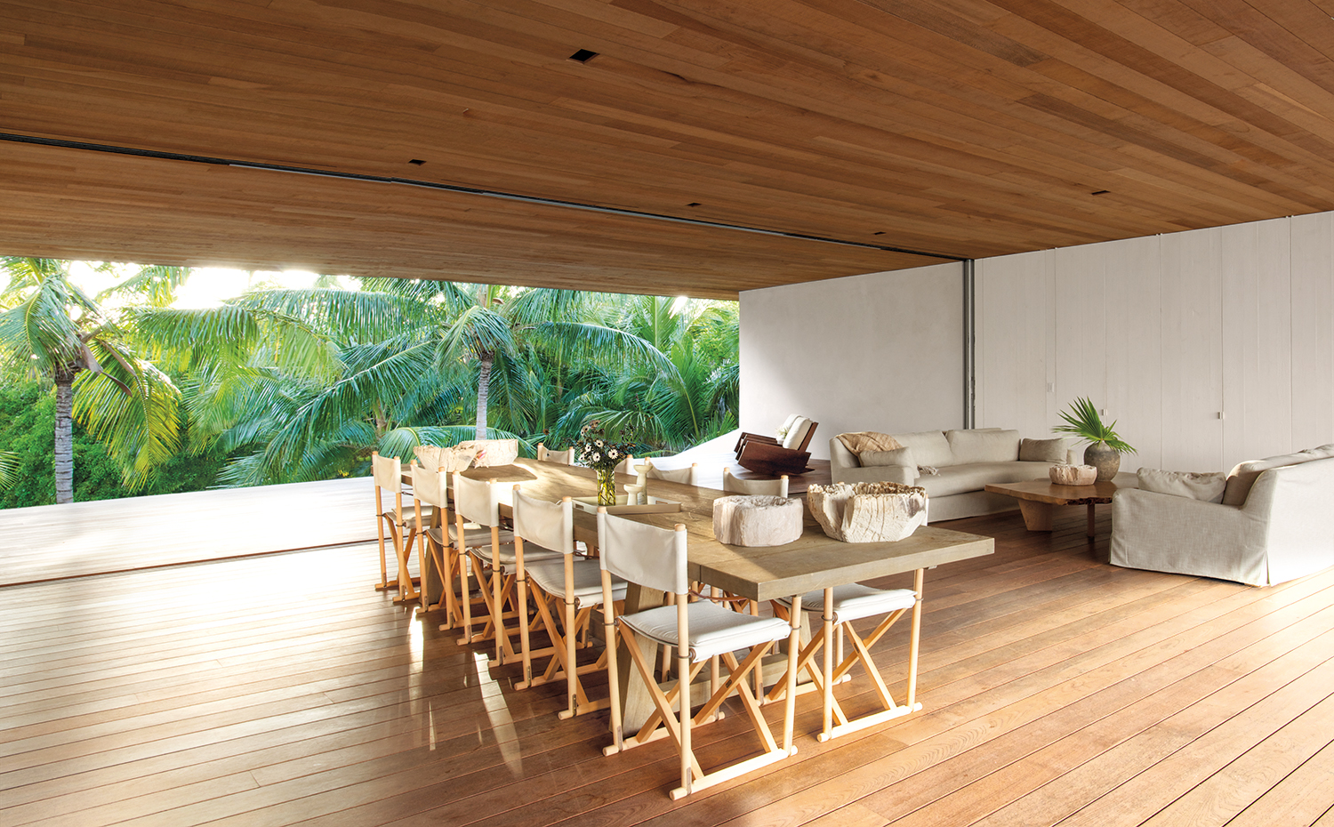 08 House on a Dune KF. Las paredes de cristal del salón-comedor enmarcan las vistas al océano, la selva y el cielo. La casa tiene trucos tecnológicos que ocultan interruptores, aparatos de aire acondicionado y demás instalaciones