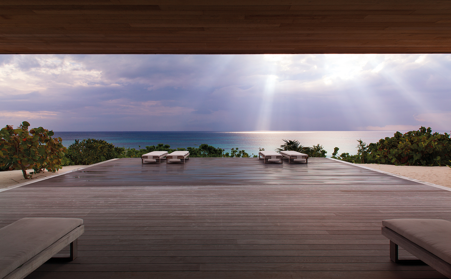 afterstorm. El excepcional mirador de la terraza de madera proporciona agradables baños de sol y espléndidas vistas al atardecer