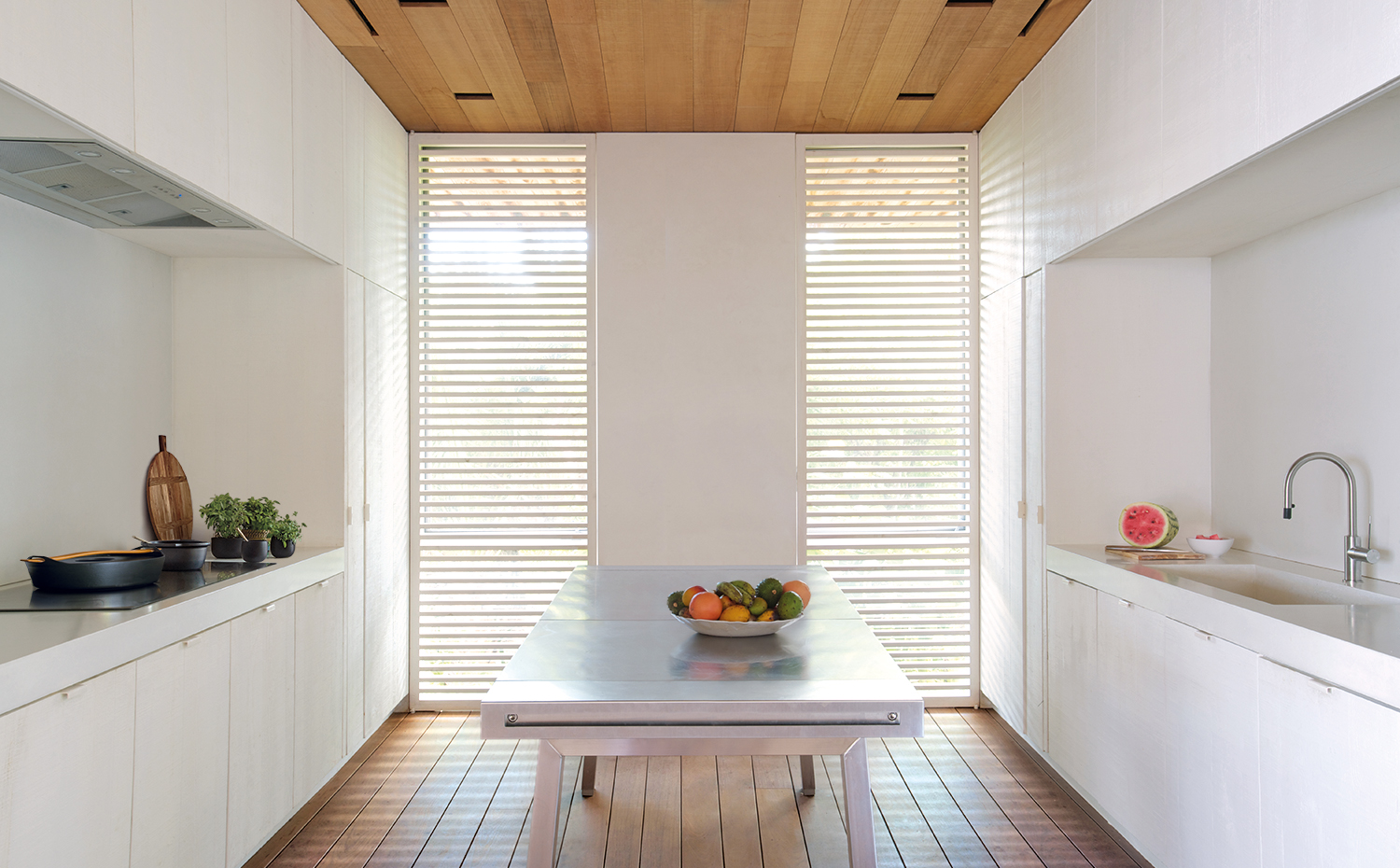  KFP0746. La cocina y las cuatro habitaciones están situadas alrededor del gran espacio central. La cocina se ha planteado 100% en color blanco y dispone de una mesa central de mármol que refuerza el carácter familiar de la vivienda