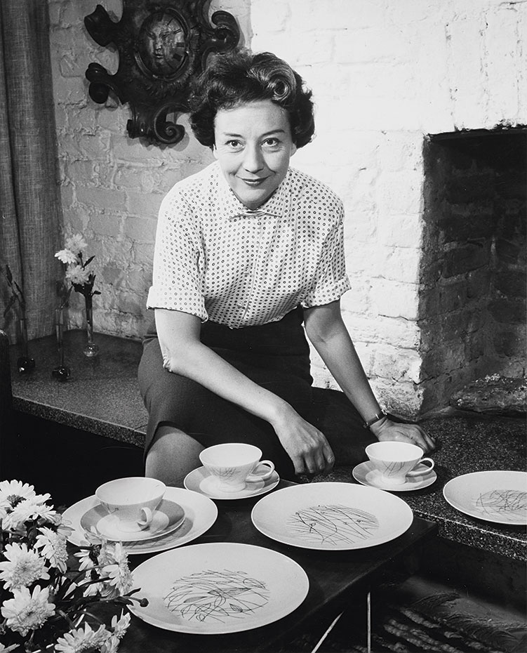 Lucienne-Day-with-Rosenthal-china-in-living-room-at-Cheyne-Walk. Lucienne Day en la sala de estar de una casa en la calle Cheyne Walk, de Londres