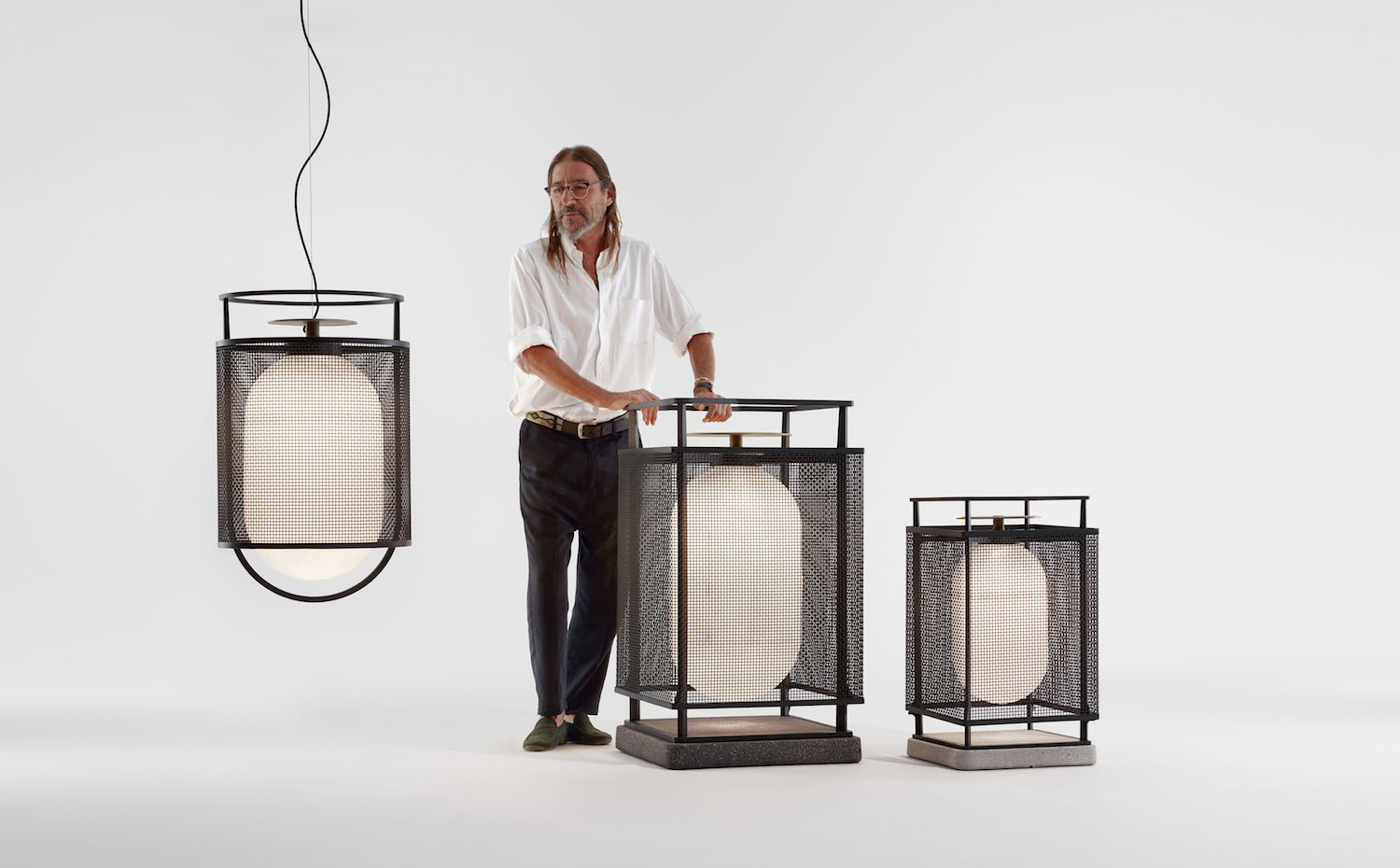 Parachilna DENGLONG  by Neri&Hu Family 2. Román Riera junto a la colección Denglong de Neri&Hu