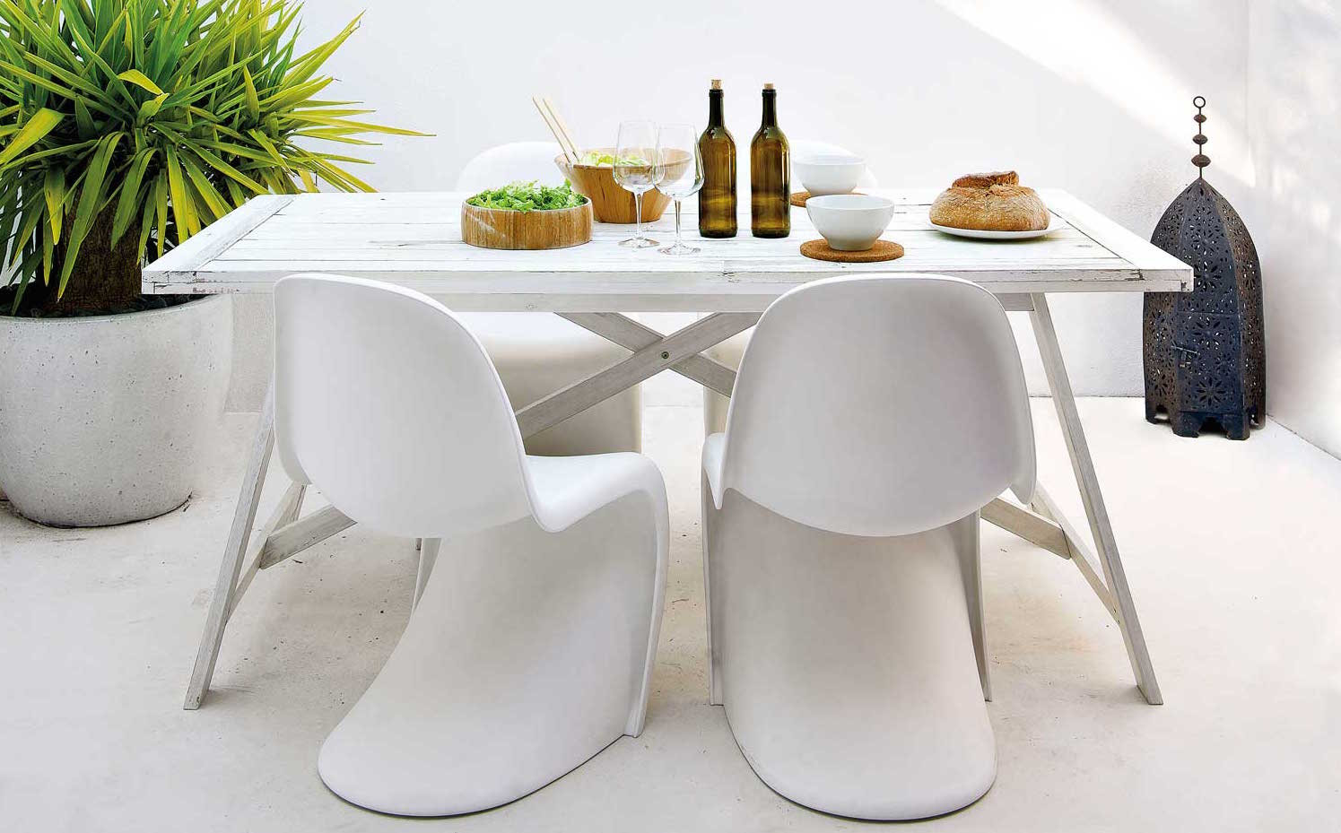 00362960. Una mesa minimalista compuesta por materiales naturales: complementos de madera y vajilla de cerámica blanca