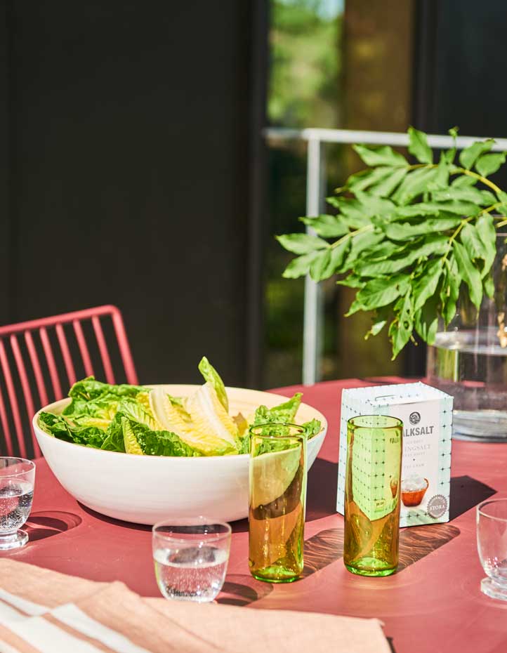 00437774 O. La decoración vegetal combinada con vasos del mismo tono es un acierto