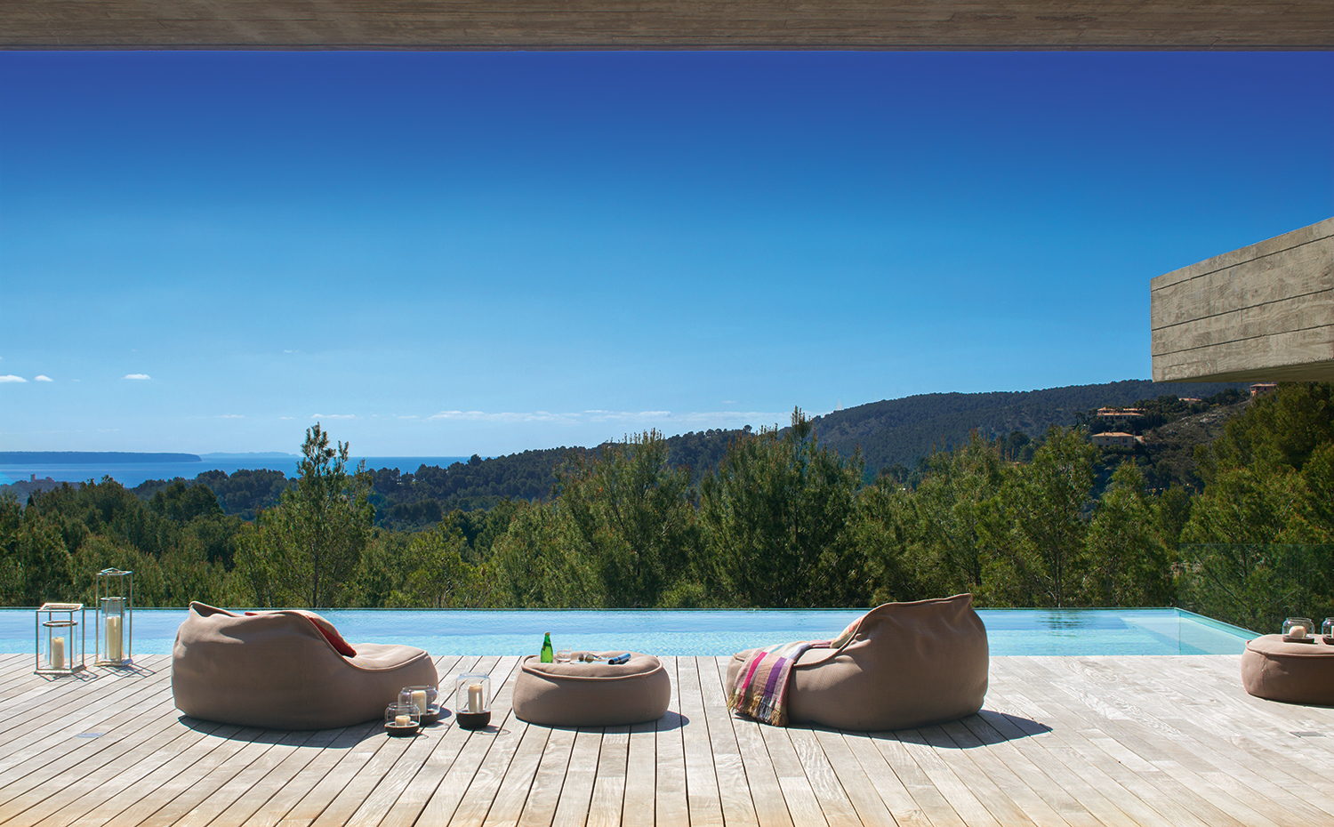 MFP22410. La piscina ha sido diseñada llevando al límite el efecto óptico de infinitud de la lámina de agua. Las tumbonas y el puf son de la colección Flota, de Francesco Rota para Paola Lenti. Candelabros, de Flamant, en Bonaire4