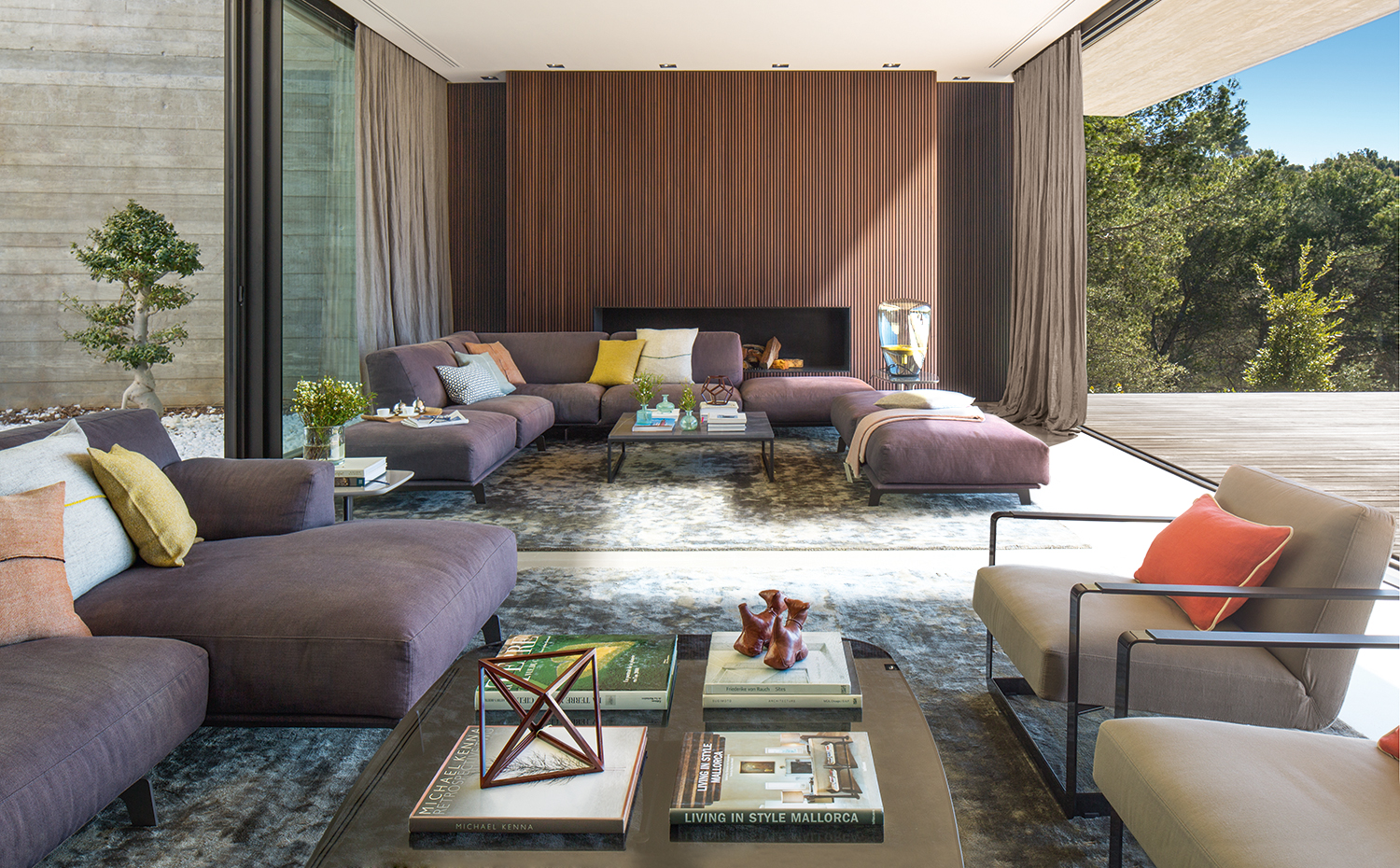 MFP22414. Sofá Tribeca, de Jean-Marie Massaud. Butacas Gaston, de Vincent van Duysen. Todo, de Poliform. En primer plano, la mesa Clyfford, de Rodolfo Dordoni para Minotti. Los cojines, de Teixidors, se han adquirido en Organic Studio