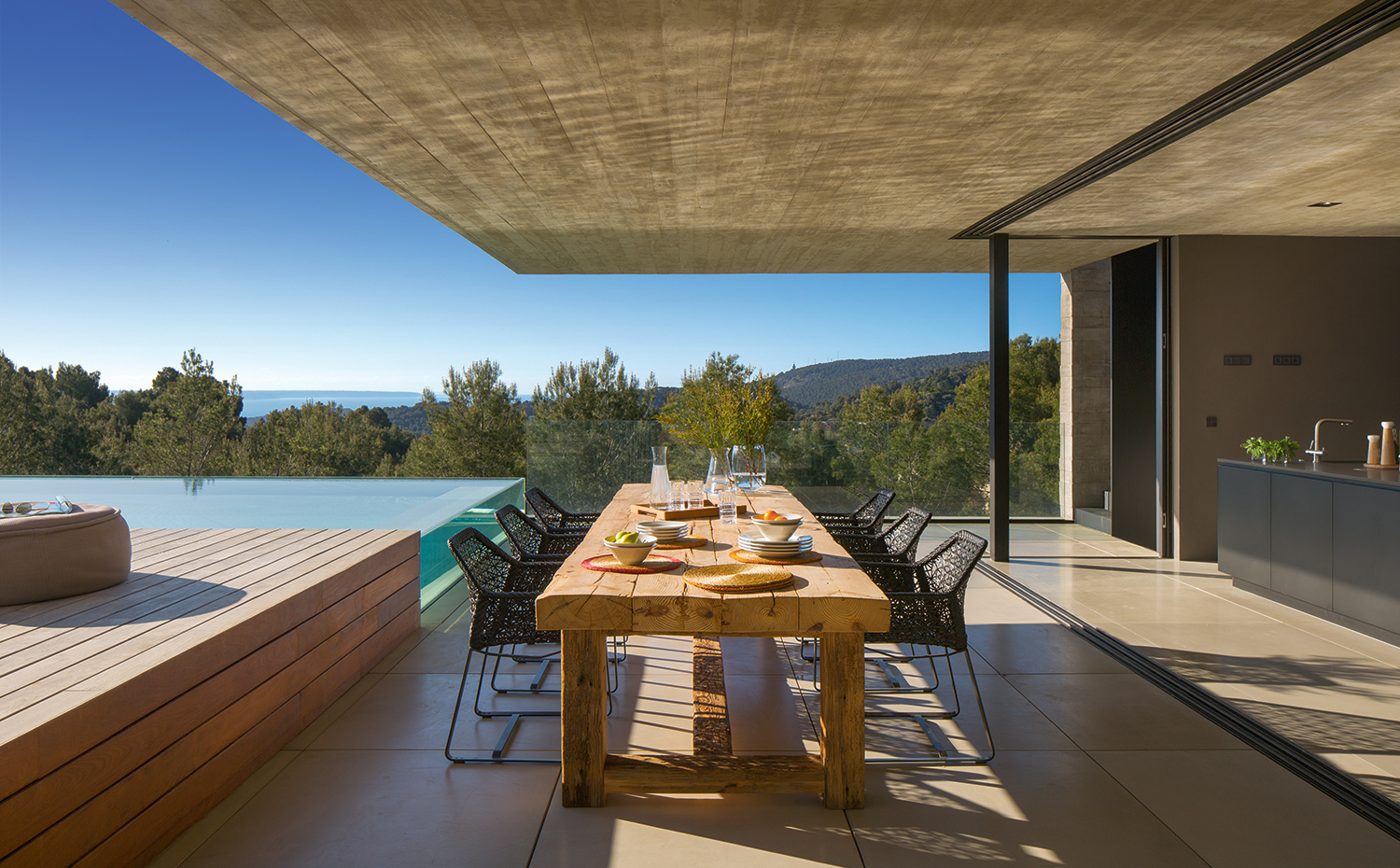 MFP22418. Sillas Maia, de Patricia Urquiola para Kettal. Sobre la mesa, realizada a medida según un diseño de Ewre, vajilla cerámica e individuales redondos, de Rialto Living, y jarrones de cristal, de Flamant