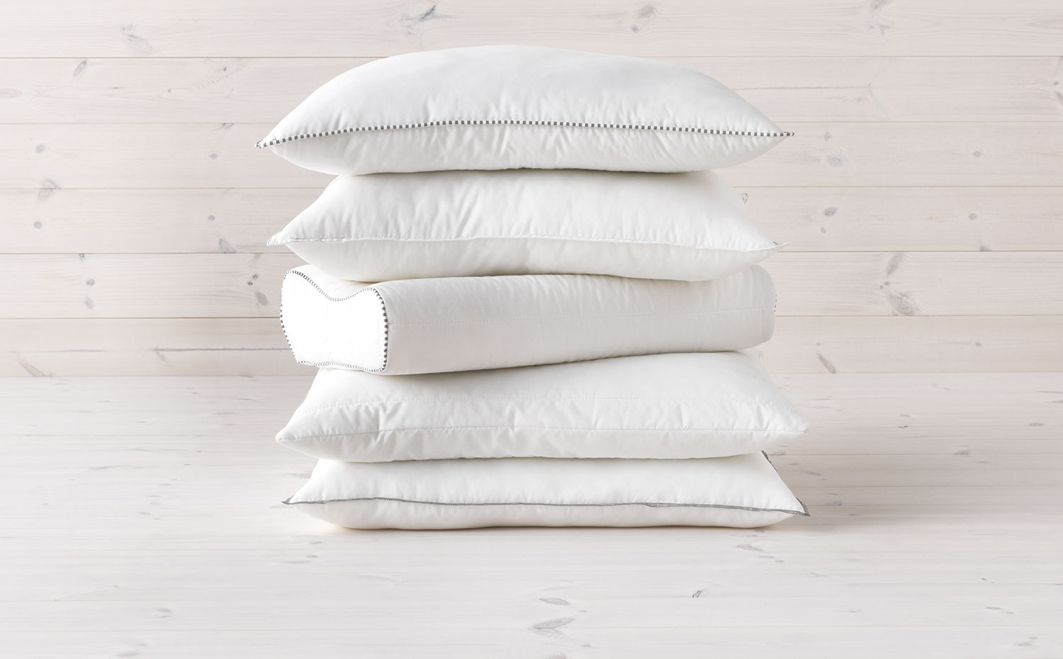 IKEA KNAVEL almohada PE407119. Se duerme mejor cuando ha habido una renovación del aire en el dormitorio. Hay que ventilarlo a diario un mínimo de 10 minutos pero evitar a toda costa las corrientes de aire fuertesy directas. Almohada Ikea Knavel