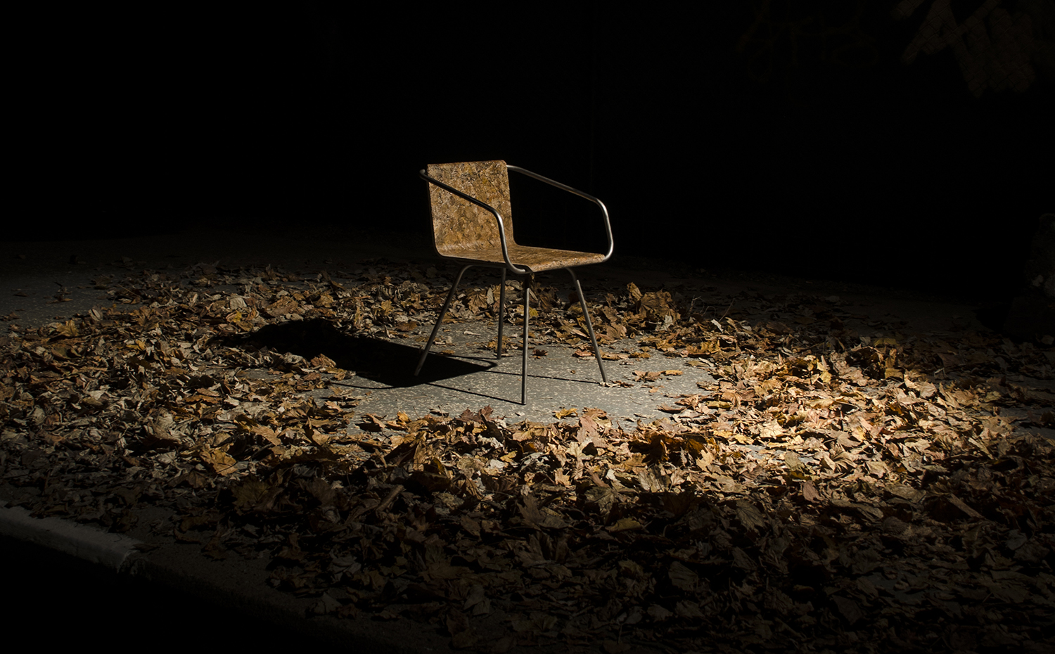 beleaf-a-chair-made-from-recycled-fallen-leaves-02. Silla Beleaf, del diseñador eslovaco Simon Kern, fabricada con hojas de árbol y bioresina