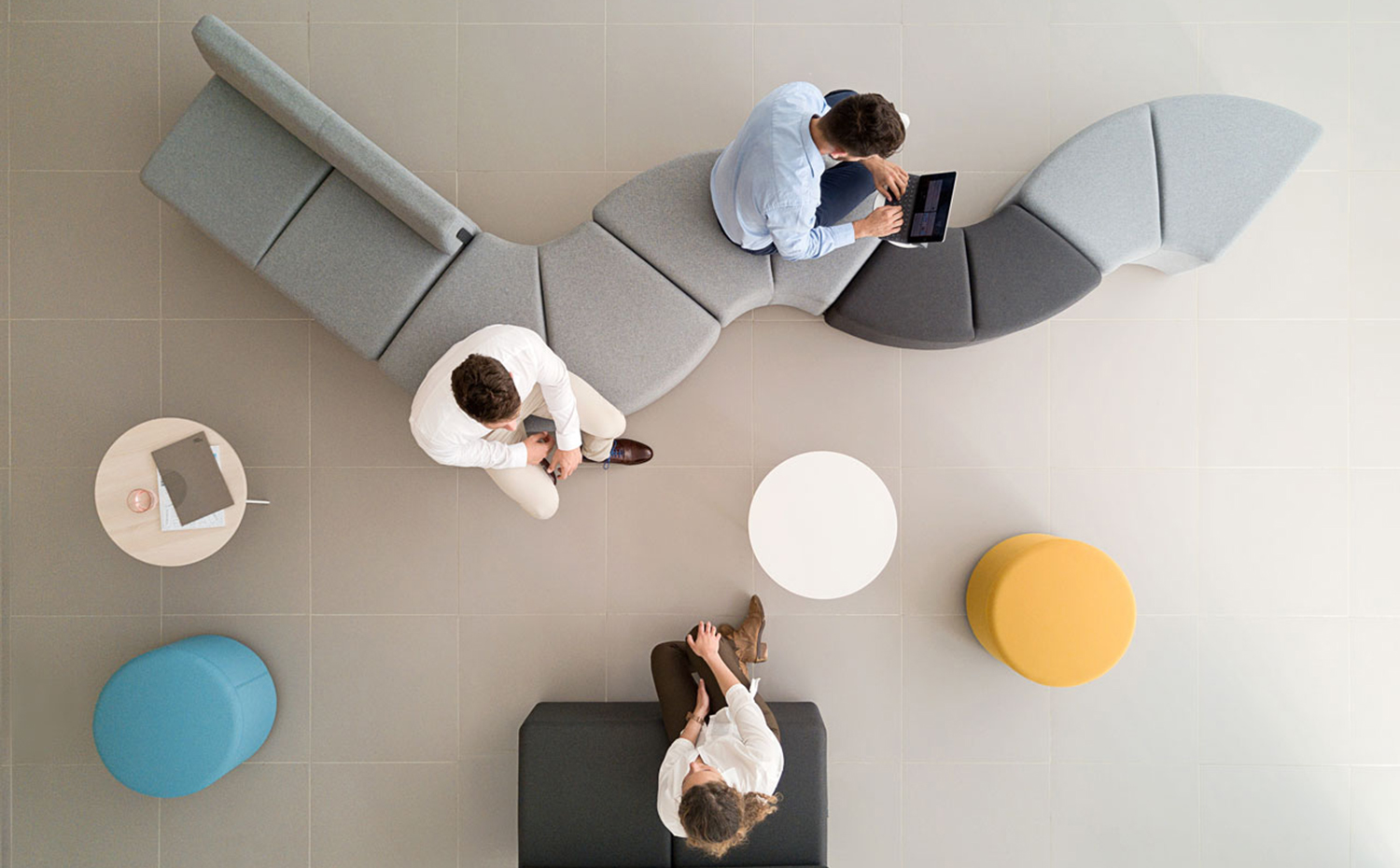 soft-seating-bend-gallery-2 1280 1280. Bend, diseño de Stone Designs para Actiu, es un sistema integrado por cuatro módulos que permiten una conexión entre ellos para crear puntos de encuentro confortables e informales