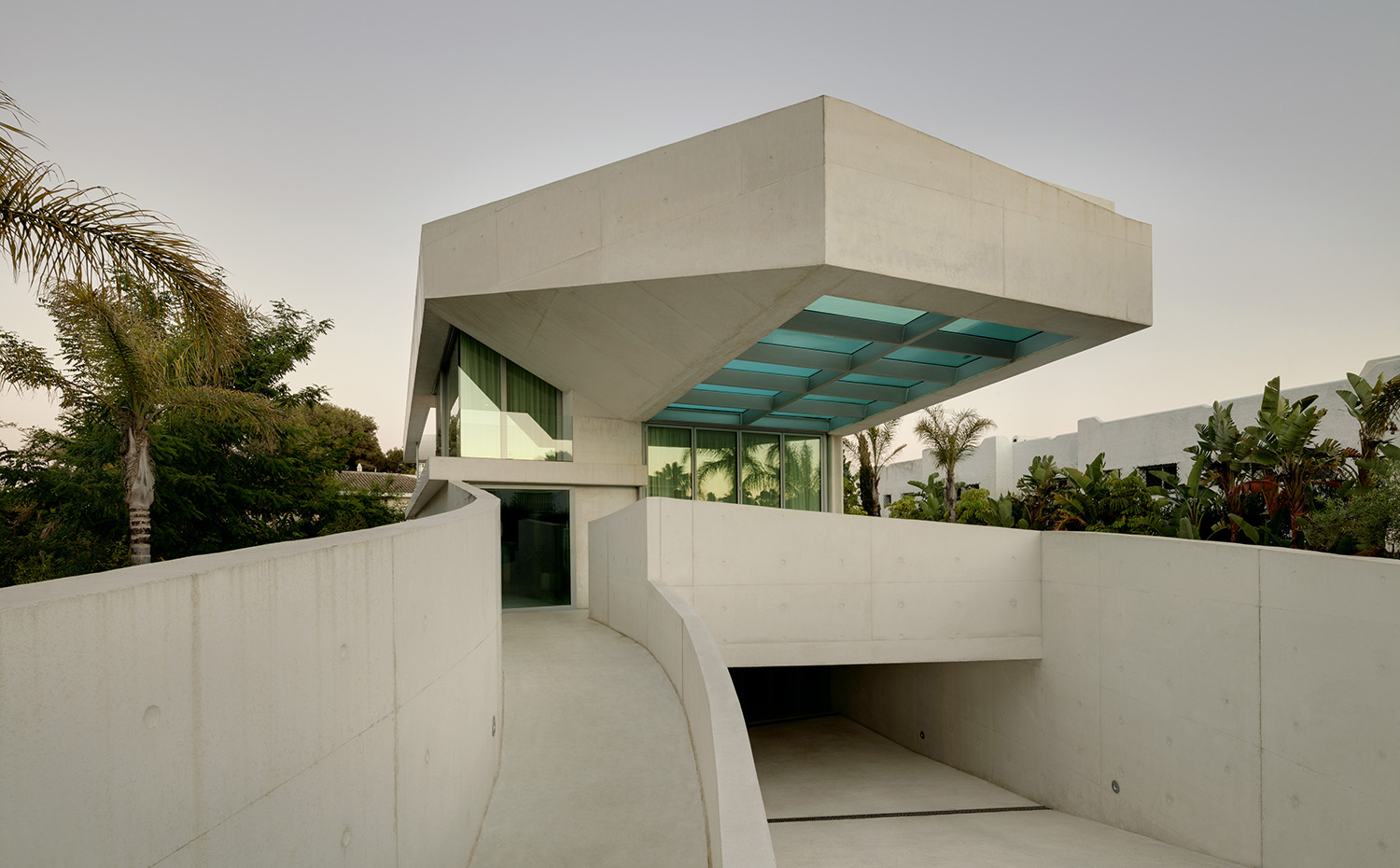 Una casa con una piscina en su azotea