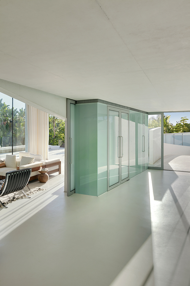 00384470. Un pequeño ascensor de servicio permite, por ejemplo, traer comida y bebidas desde la cocina, o de cualquier otro nivel, hacia la piscina en la cubierta o la terraza. Las paredes interiores se han dejado con el hormigón visto