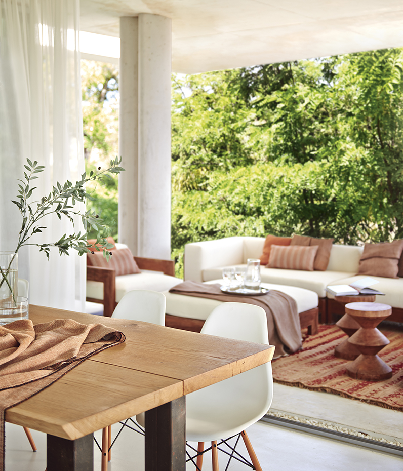 00384471. La mesa de madera es el modelo Auckland, de Maurizio y Davide Riva para la firma Riva. Las sillas son las DSW, diseño de los Eames que edita Vitra