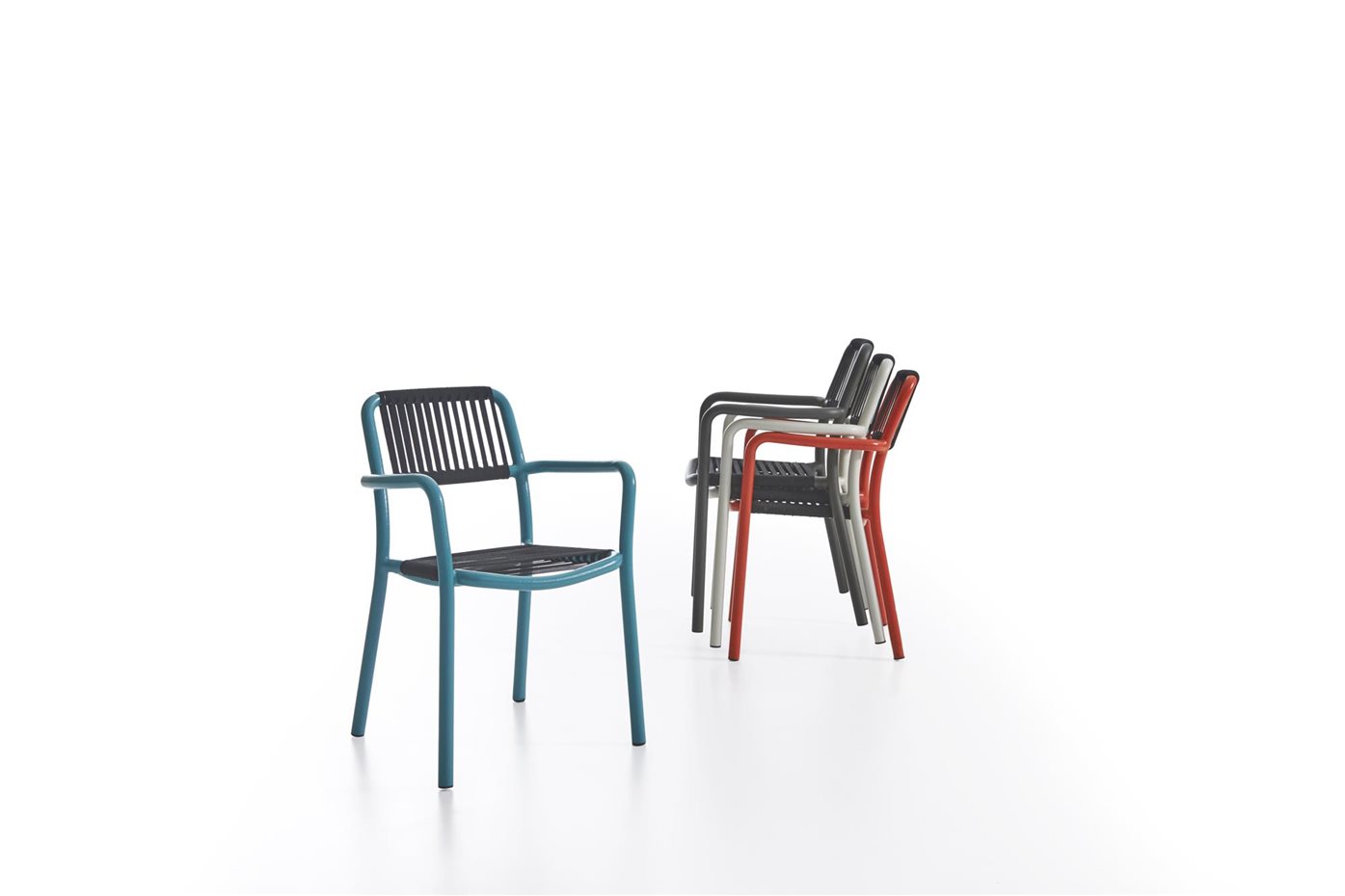 parla bold9660. La silla Bold se diseñó para la cervecería The Populist, en Estambul