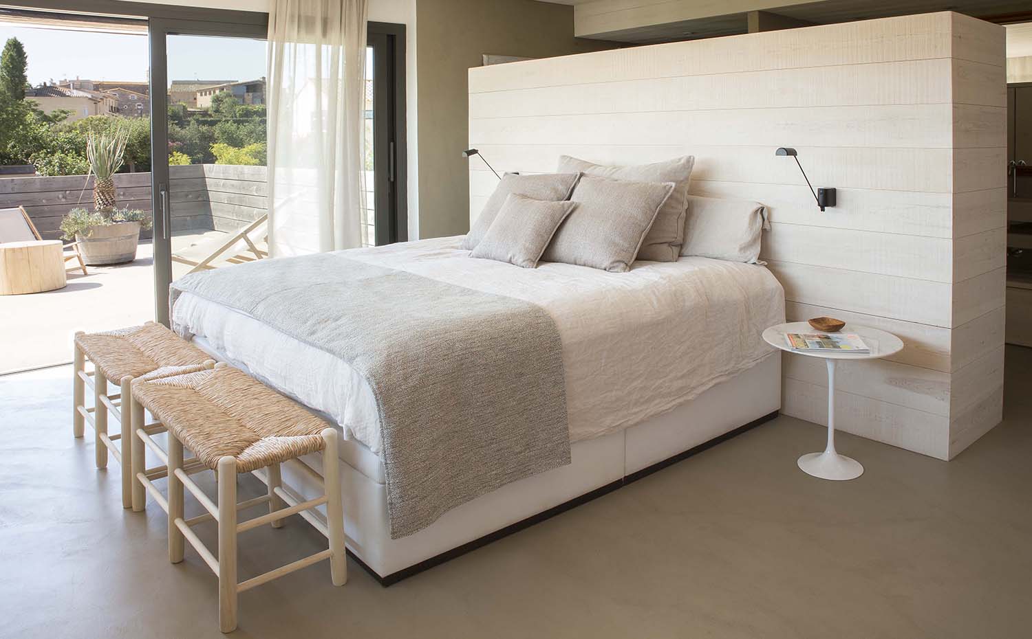Residencia Ampurdán 2 Bárbara Aurell. El cabecero de cama es, a su vez, armario por la parte del baño