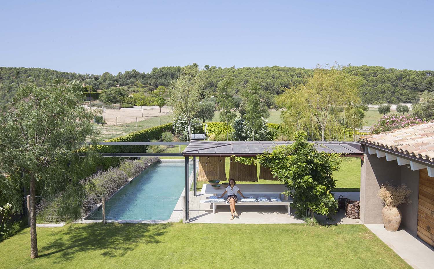 Residencia Ampurdán 6 Bárbara Aurell. La casa de campo se ubica en Sant Feliu de Boada, en el corazón del Ampurdán