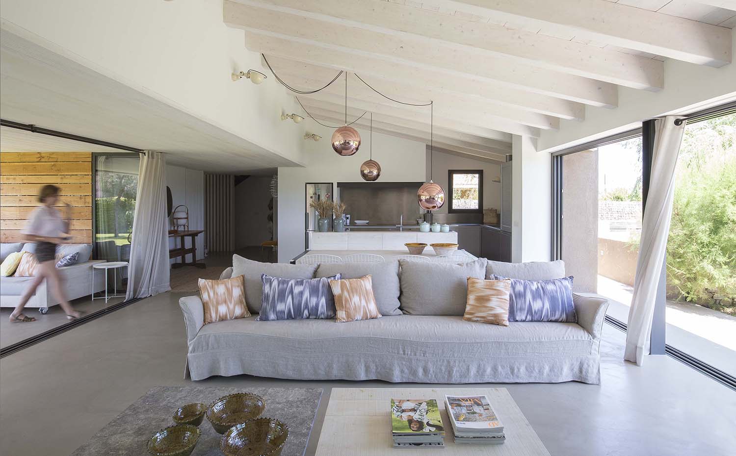 Residencia Ampurdán14 Bárbara Aurell. Las tapicerías de Teixits Vicens se han seleccionado en una gama cromática adaptada a los colores del Ampurdán y unifican los tres espacios principales de la casa