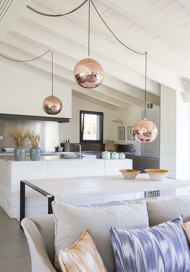 Residencia Ampurdán15 Bárbara Aurell. Lámparas colgantes Cooper Round Pendant, de Tom Dixon