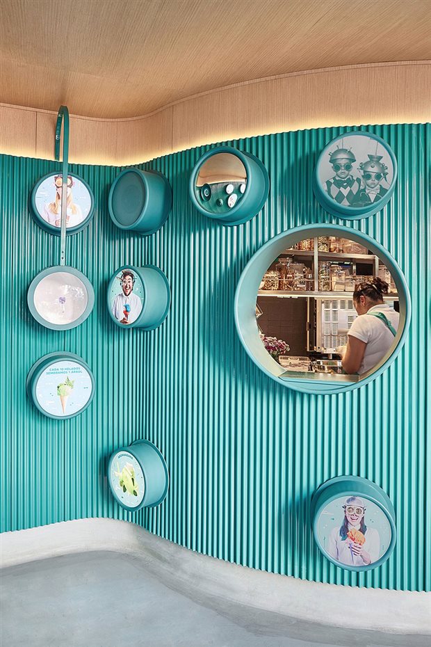 Es de un color turquesa intenso y está cubierto por un revestimiento metálico con relieve.