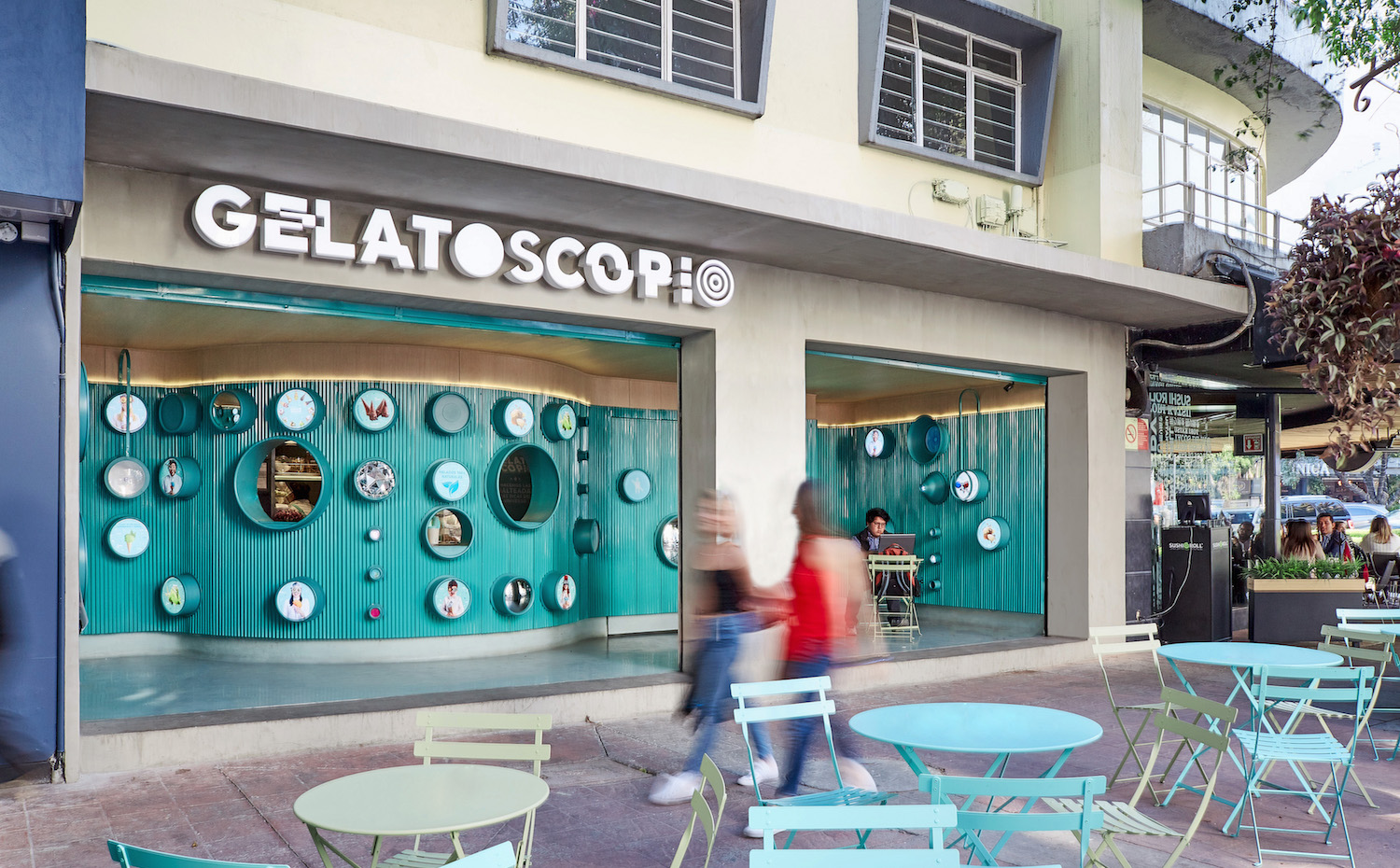Gelatoscopio. Gelatoscopio presume de una terraza en plena calle para que los clientes puedan saborear su oferta de helados al aire libre