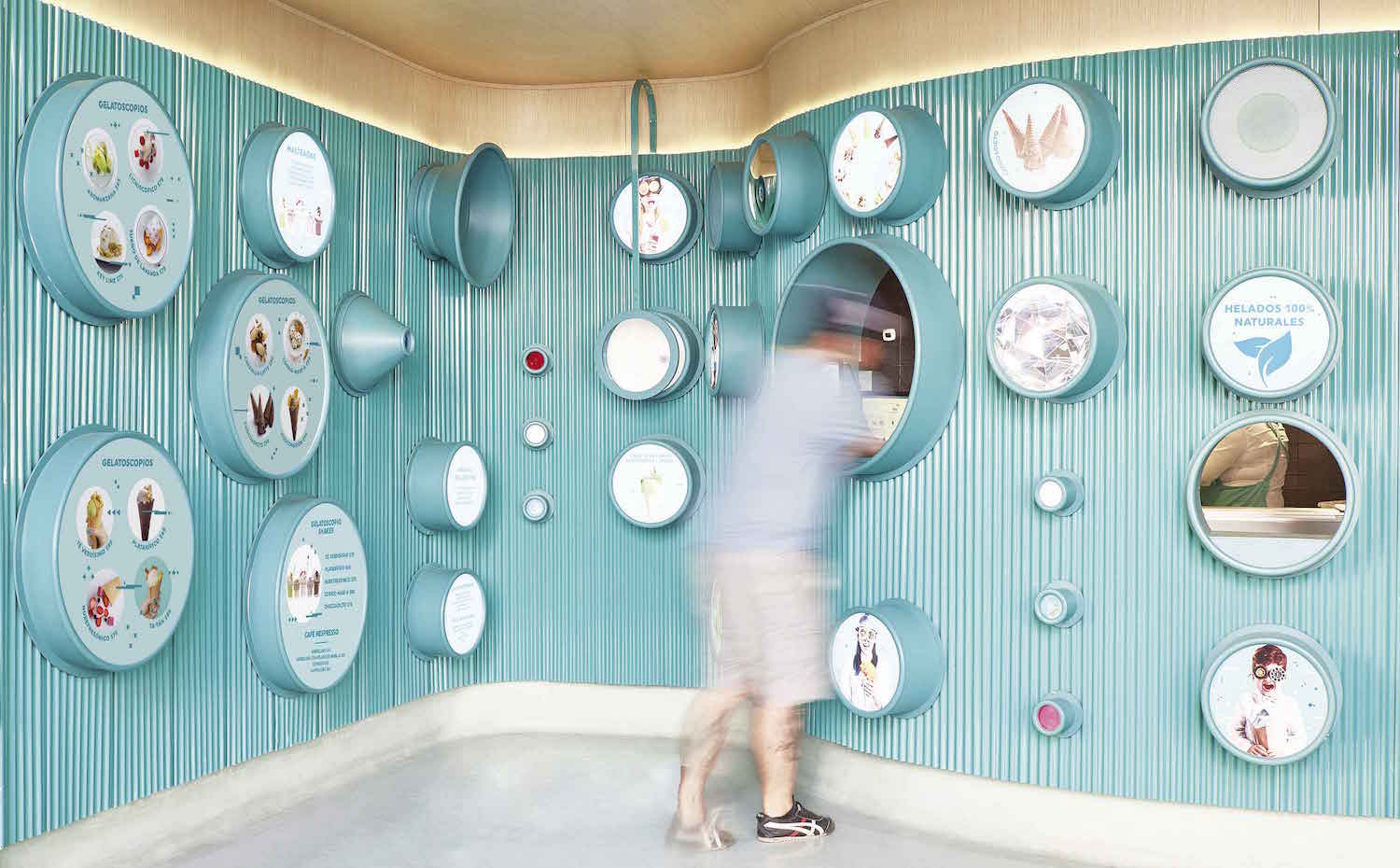 Gelatoscopio. El protagonismo de la sala se lo lleva un tabique curvo que separa la cocina y la zona para los clientes