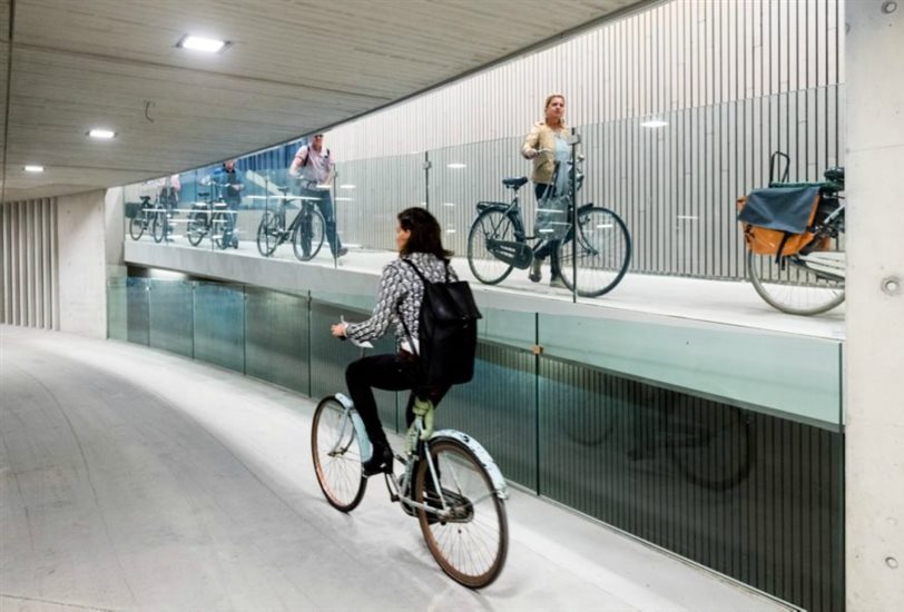 Las primeras bicis en usar el aparcamiento bajo la estación