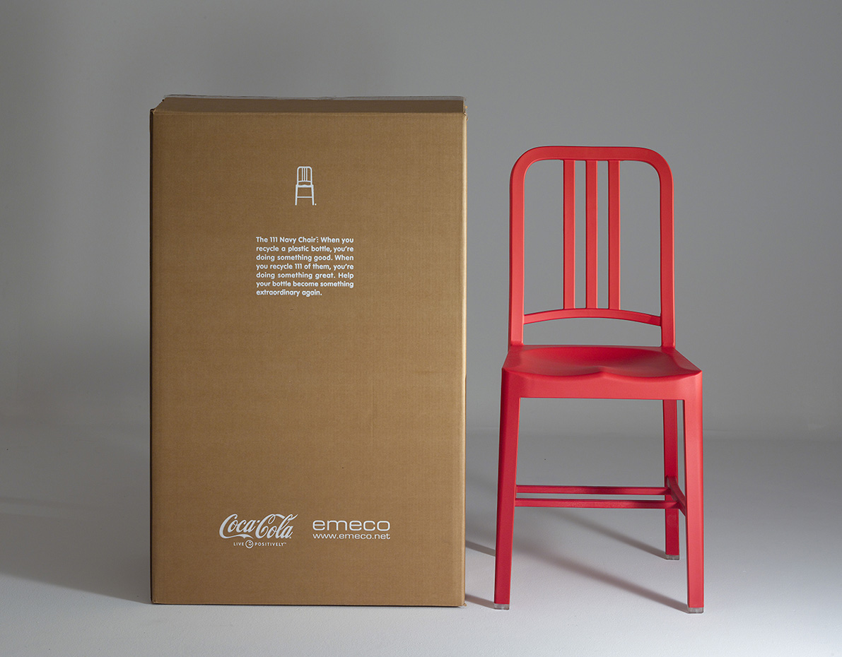 Emeco Navy chair. La silla Navy, un clásico de la firma Emeco, se fabrica ahora con botellas de plástico PET de Coca Cola recicladas