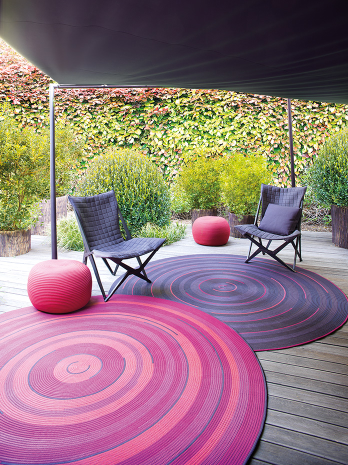 ZOE REV RUG LELLA CHAIR. Modelo Zoe, disponible  en color sólido o combinación de dos colores, en hilo de cuerda o Aquatech. Es de Paola Lenti