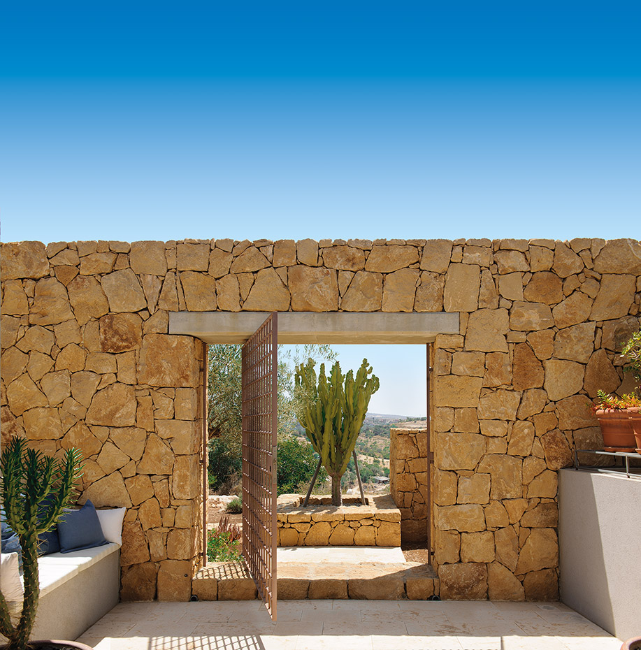034 DSC9365. La piedra, abundante en la zona, evoca la solidez de los antiguos edificios agrícolas del interior de Sicilia, que con su masa absorbían el implacable sol y procuraban interiores frescos