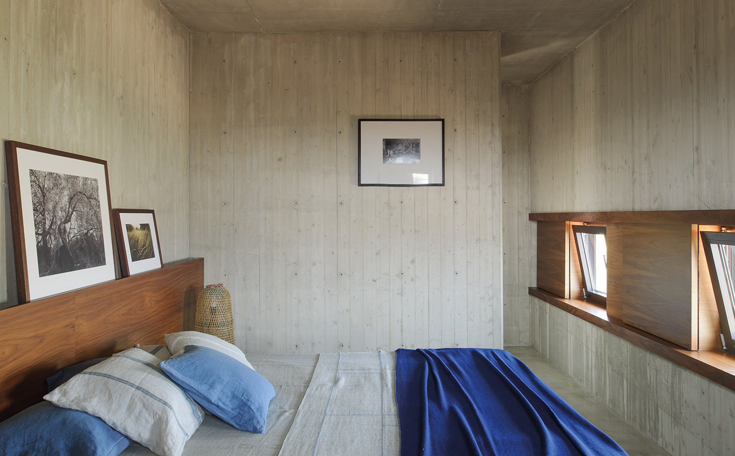 069 DSC9380. La cama, con estructura de nogal, es un diseño de los arquitectos. Ropa de cama, cojines y plaid, de Teixidors, adquiridos en Matèria