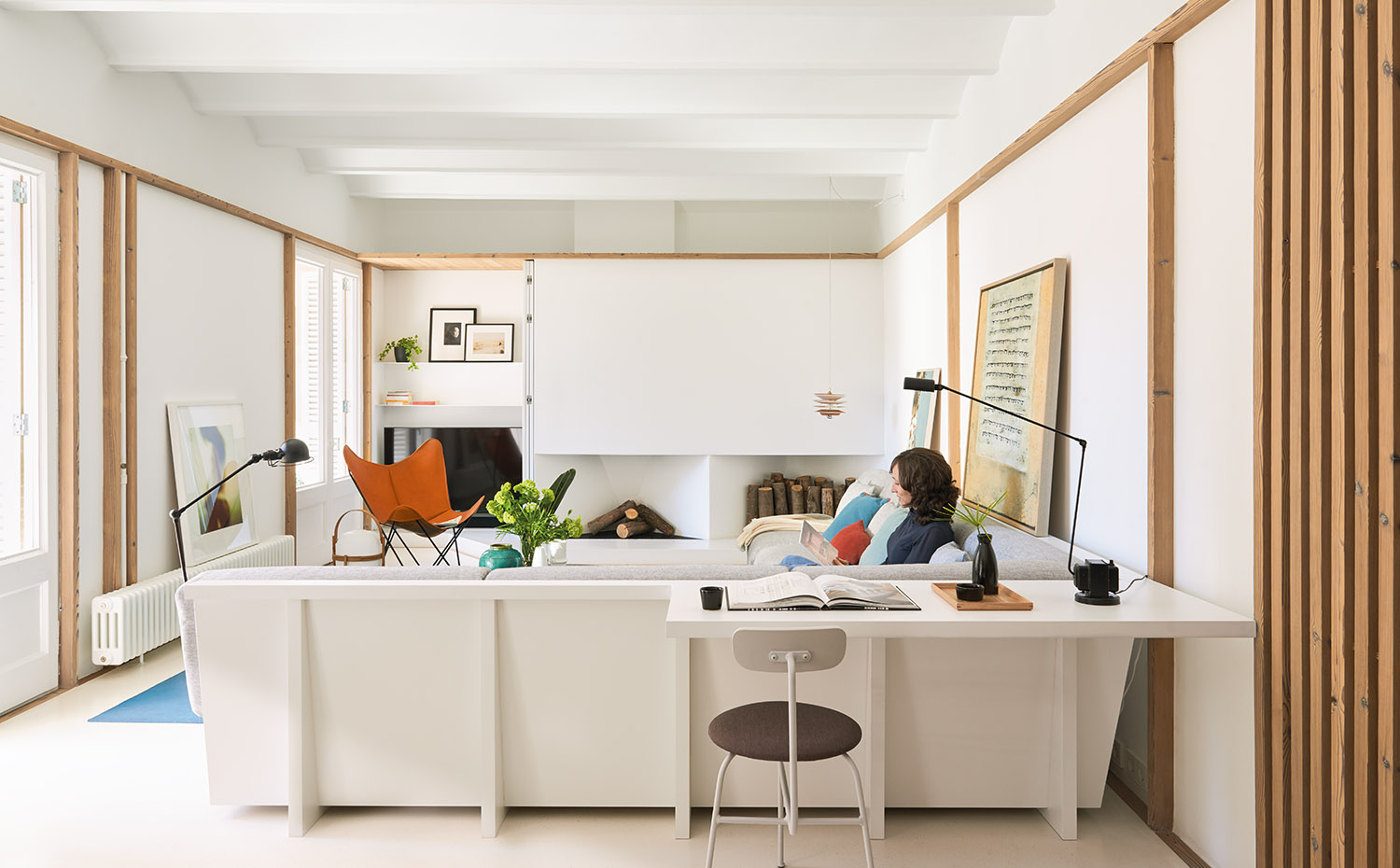 AyD-M03. La intervención no ha suprimido, sino resaltado y revitalizado, el forjado estructural, en los amplios espacios conquistados para la convivencia de una familia joven, como la zona de día, con salón y un área de trabajo