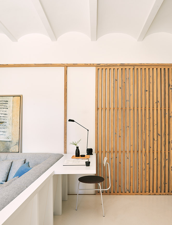AyD-M06. Mesa de trabajo diseñada por Catalán y Bergnes, con la silla Afternoon, creación de Afternoon para Menu, comprada en Minim. La lámpara es la Daphine, de Tommaso Cimini para Lumina