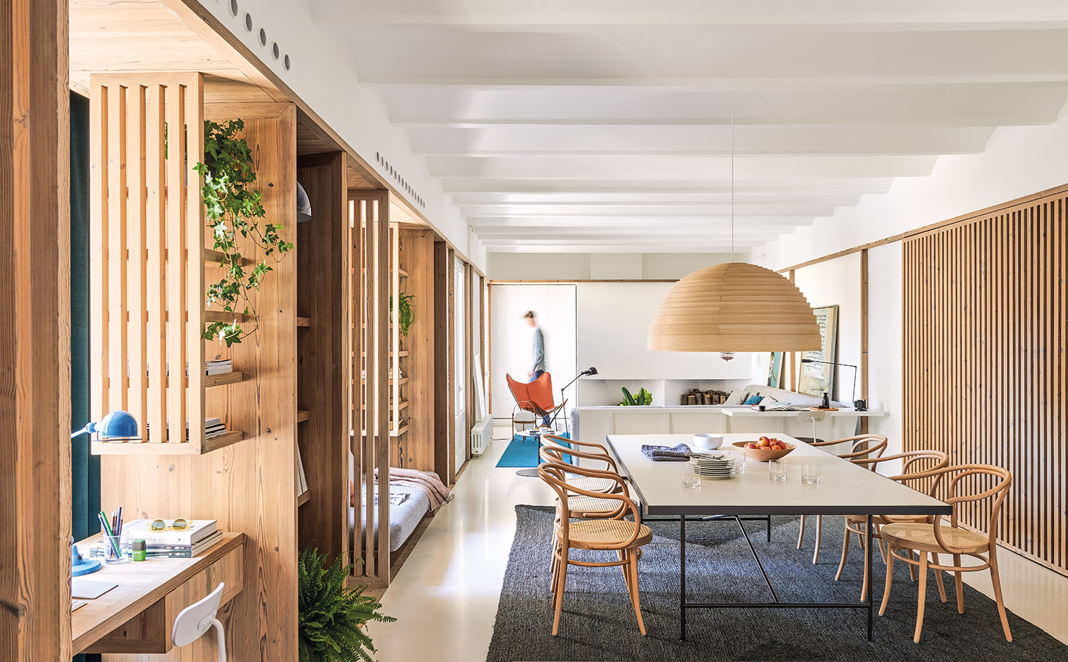 AyD-M09b. La mesa del comedor es un diseño de los autores del proyecto, construida con estructura de hierro y sobre de material cementoso de Pavindus. Sillas 209, de Thonet, en Minim. Lámpara Lump, de Ay Illuminate, en Cado Interiors
