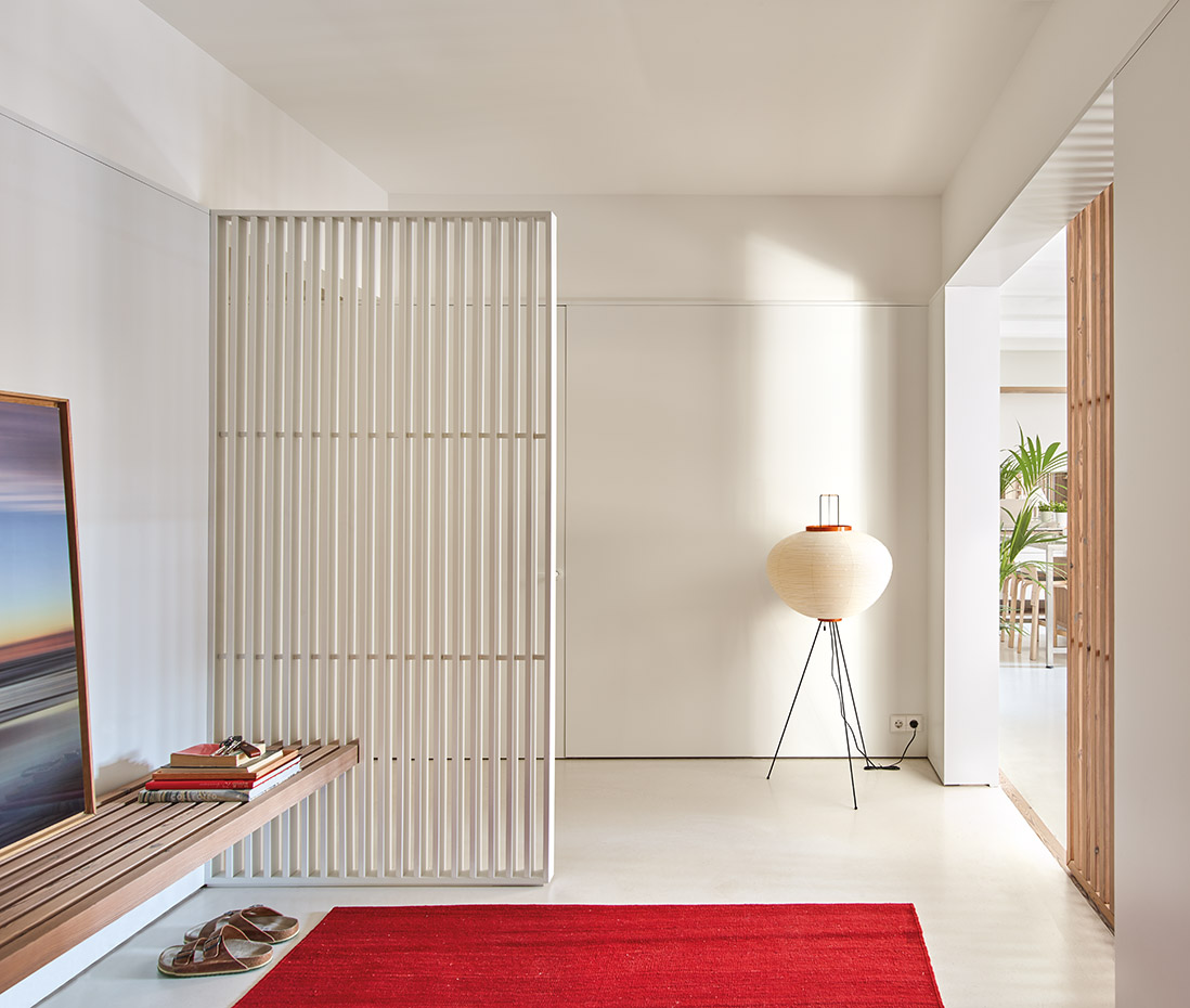 AyD-M23. En el vestíbulo, banco de madera de pino de Flandes aceitado blanco; lámpara de pie Akari 10A, de Isamu Noguchi, editada por Vitra, y la alfombra, de lana de Afganistán, modelo Nomad Grana, de nanimarquina