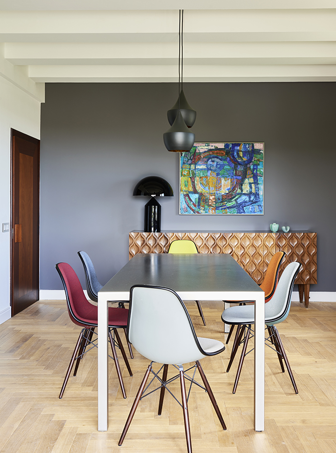 Zest-Vu.Creueta-09 ©Eugeni Pons. Las sillas de comedor son las Eames DSW, editadas por Vitra. Mesa de acero inoxidable, de Kastoor. Sobre el mueble bufé vintage de madera, diseño de Enric Clusellas, la lámpara Atollo, de Vico Magistretti para Oluce. Las lámparas colgantes son las Beat Fat Black, de Tom Dixon