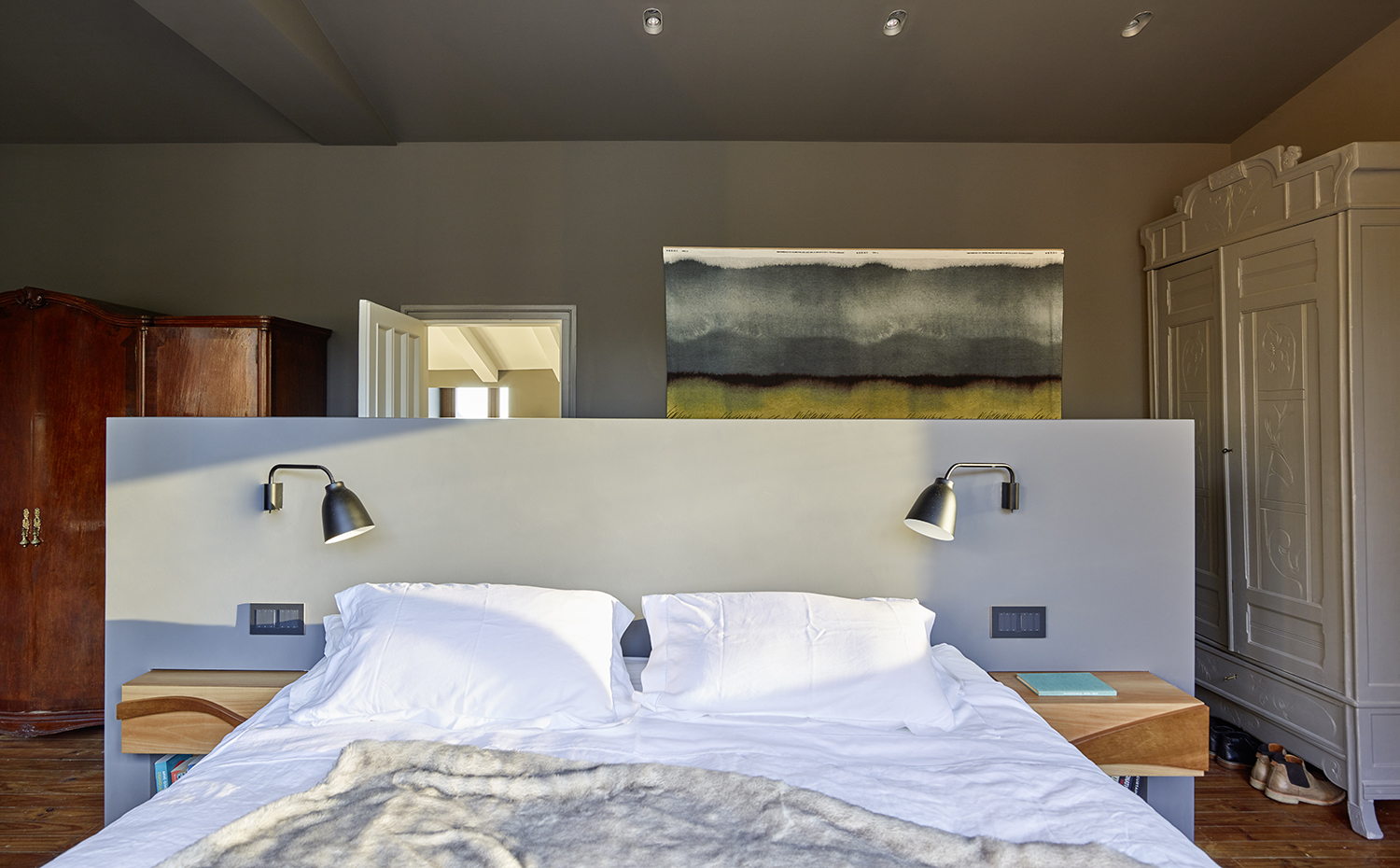 Zest-Vu.Creueta-14 @Eugeni Pons. Cama de Coco-Mat. Las mesillas de noche y la cómoda se han realizado a medida con madera de iroco. Lámparas Caravaggio W, diseño de Cecilie Manz para Lightyears