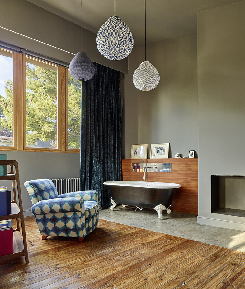 Zest-Vu.Creueta-16 @Eugeni Pons. El dormitorio principal incorpora el baño y una sala de estar con chimenea. La bañera de hierro fundido se ha adquirido en banerasconencanto.es. Cortinas de terciopelo azul, de Gancedo. Butaca vintage