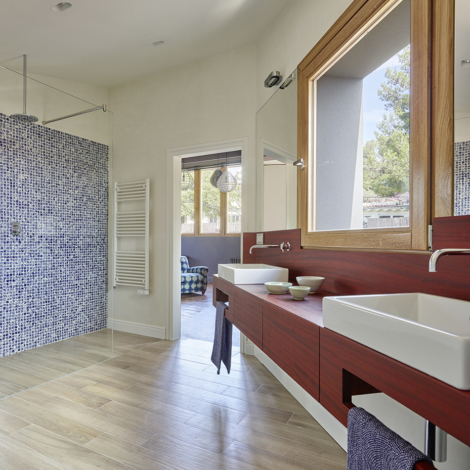 Zest-Vu.Creueta-17 @Eugeni Pons. Mueble del lavamanos realizado a medida con madera de palisandro. Lavamanos Versotrentasette, de Catalano. Grifería Flow Cromo, de Water Evolution. En el suelo, pavimento cerámico Nuances Sandalo