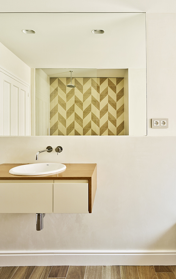Zest-Vu.Creueta-18 @Eugeni Pons. En uno de los baños de la planta baja se ha utilizado baldosa cerámica Trellis Blend Ice, de la firma Kronos Ceramiche, para revestir la pared de la ducha. El mueble del lavamanos es de roble. Luminarias empotradas Diro Duo ST White, de Delta Light