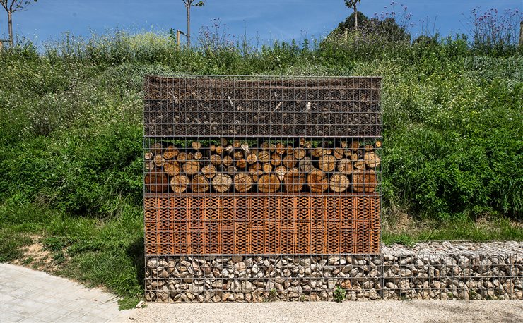 Piedra, arcilla, madera y restos vegetales se superponen en varias capas para acoger a una población heterogénea de insectos
