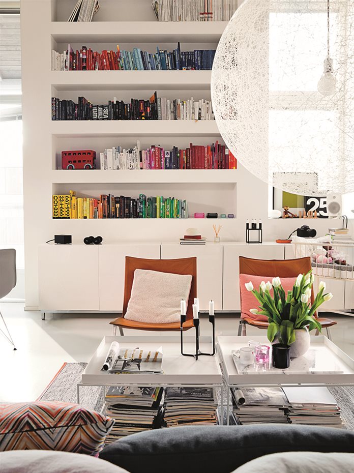 Sofá de Artek, butacas de FritzHansen y lámpara de Moooi