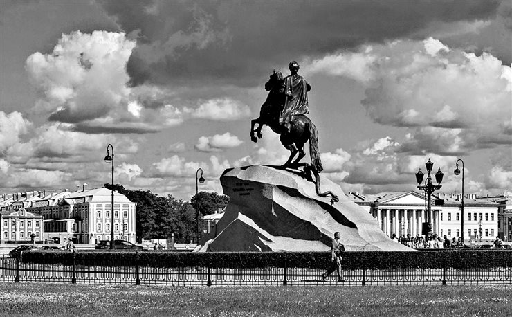 Pedro el Grande fundó San Petersburgo usando Ámsterdam como modelo y a arquitectos italianos para realizar su visión. Se le conmemora con una estatua ecuestre