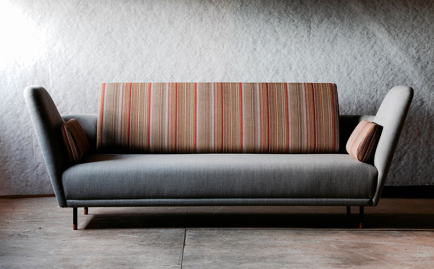 930-Paul-Smith -57-sofa -N61A7299. El sofá 57 cuenta con las combinaciones de lana de colores de la tela Maharam "Point"
