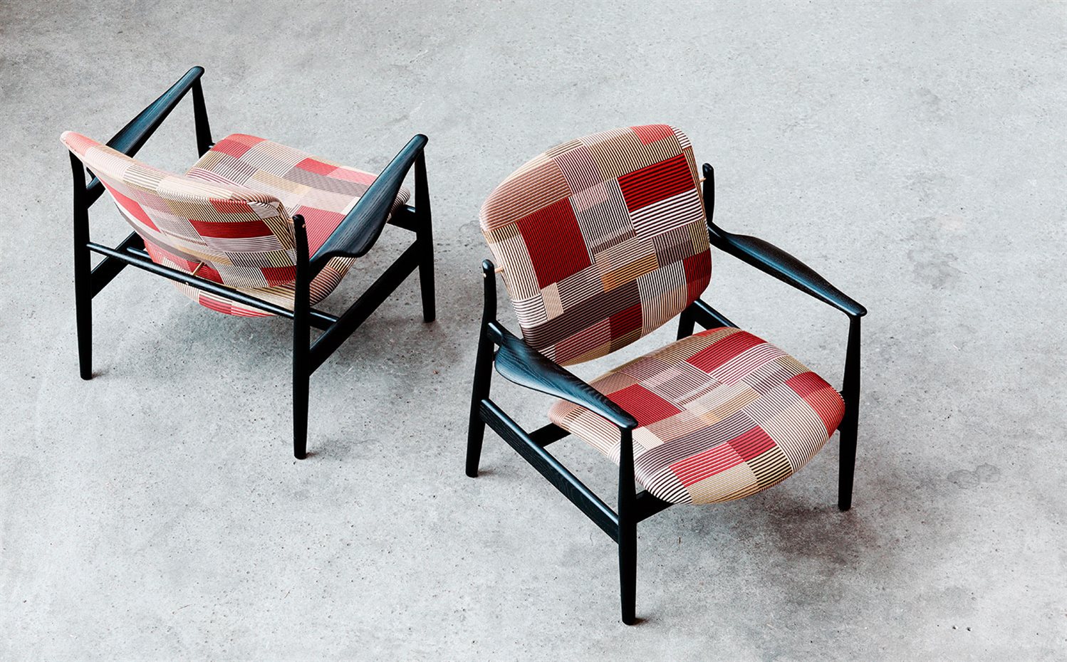 930-Paul-Smith -France---N61A7352. La silla Finn Juhl France se ha tapizado con la tela de Paul Smith Maharam "Assembled Check" 