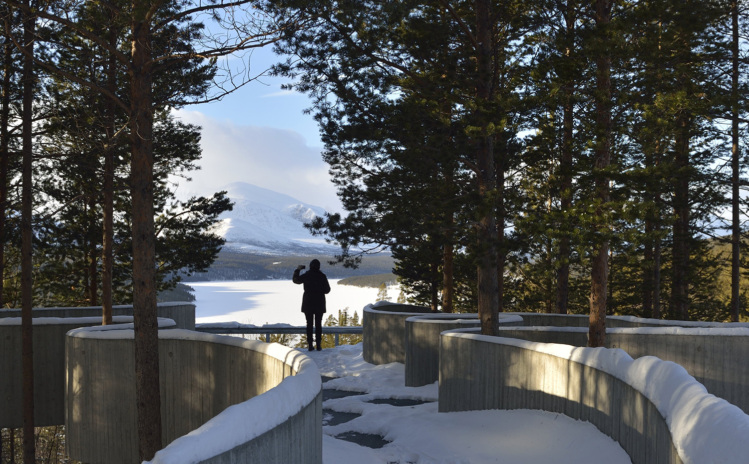 Mirador de Sohlbergplassen a orillas del lago Antsjøen, en la ruta de Rondane. Diseño de Carl-Viggo Hølmebakk