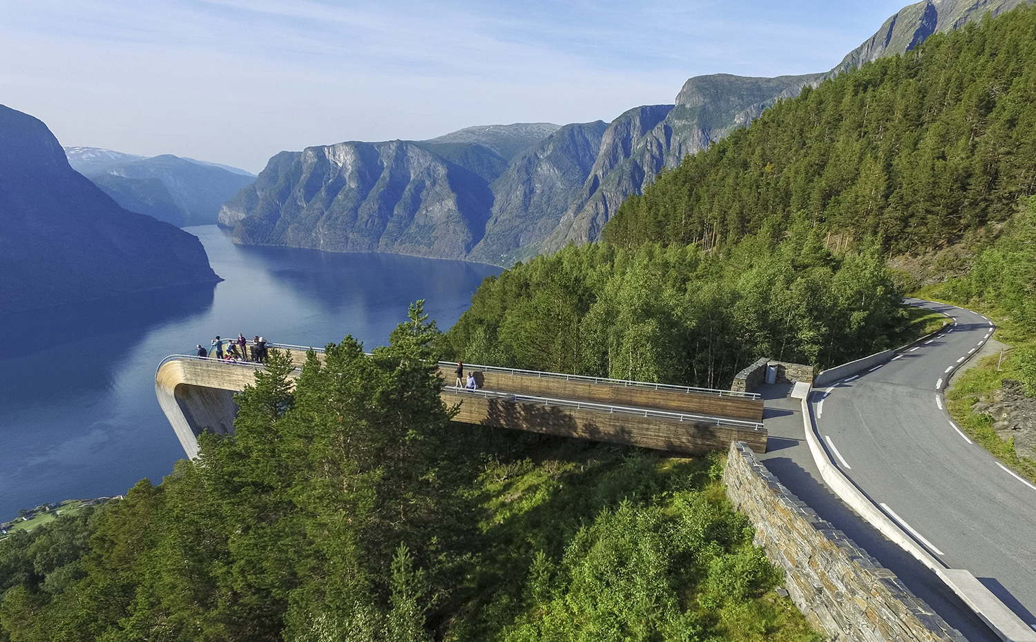 Mirador del fiordo de Aurlands desde Stegastein, de Todd Saunders y Tommie Wilhemseln