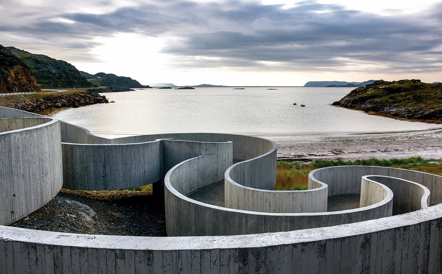 Area de descanso frente a la bahía de Selvika, en la ruta de Havøysund. Proyecto de Reiulf Ramstad Arkitekter AS