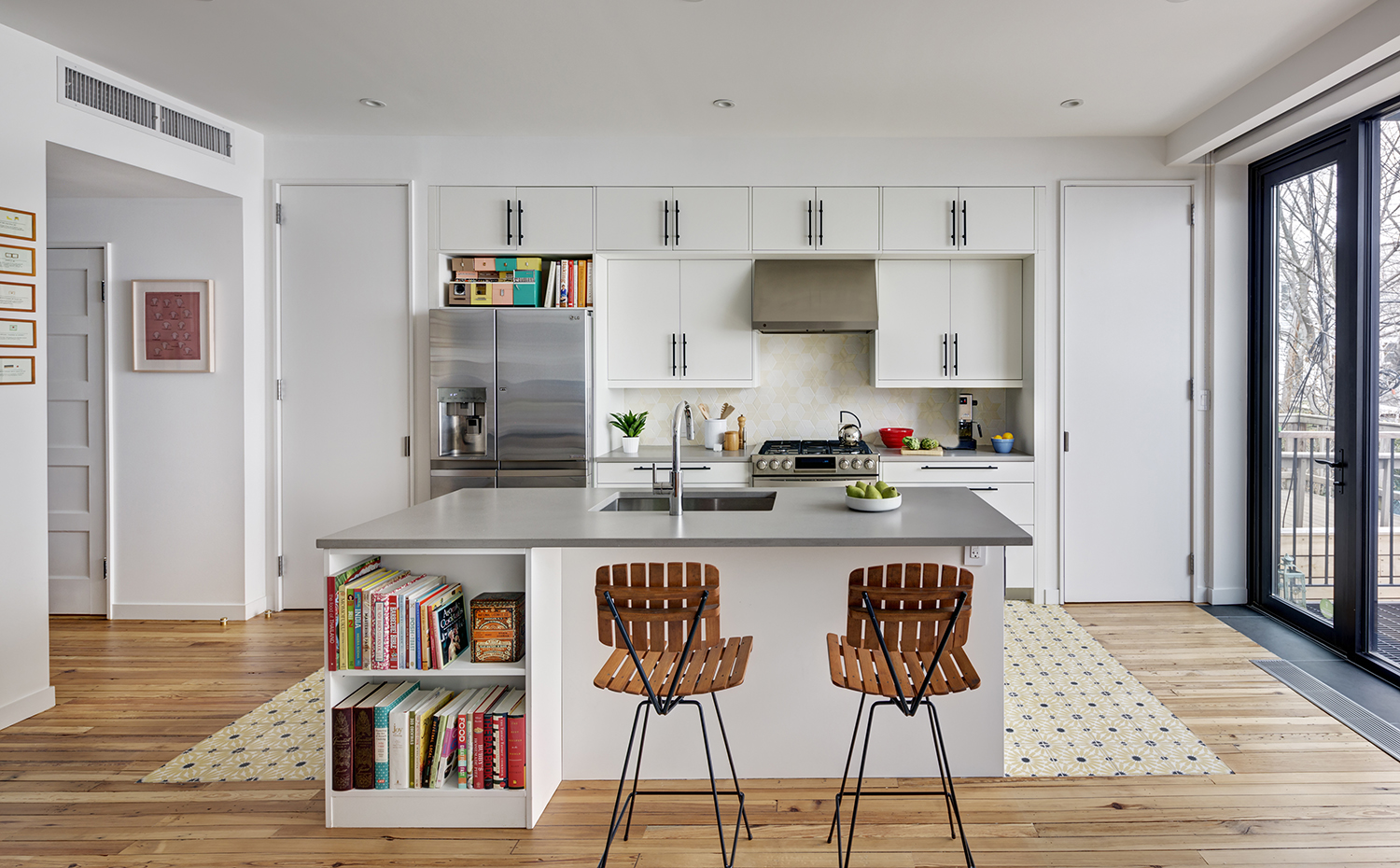 36971-main 2875-1 36971 sc v2com. La cocina comparte zona con el comedor, en la parte posterior de la casa. Se ha organizado en torno a una isla dotada con zona de aguas y un elemento mural