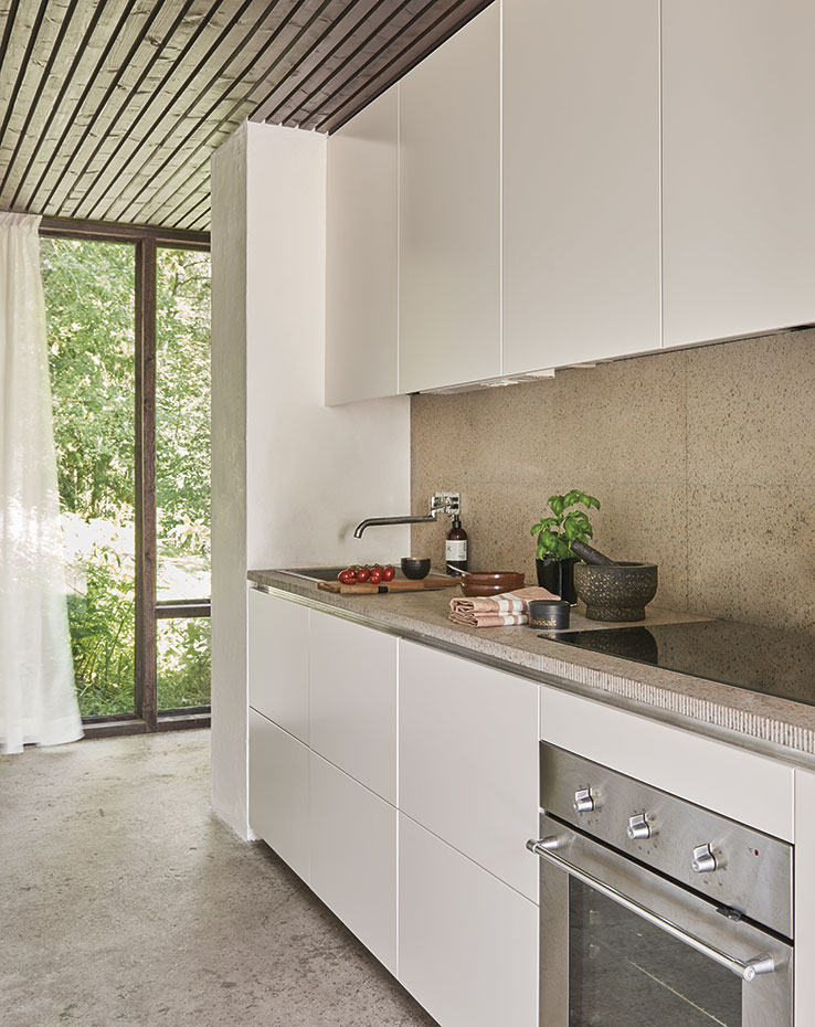 930-AyD-Delin,B.-Ludnas-31. El mobiliario de cocina es el modelo Veddinge, de Ikea, modificado en parte. La encimera es de piedra caliza de Mysinge, Öland, Suecia. Grifería Axor Uno. Paños, de Teixidors, comprados en Matèria