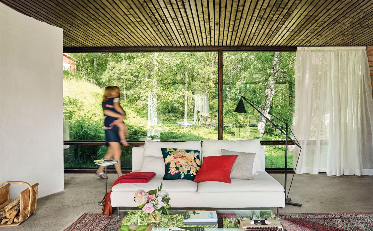930 si AyD-Delin,B.-Ludnas-01. Sofá Söderhamn, de Ikea. La mesa de centro es un diseño del arquitecto, al igual que la lámpara de pie Leonardo. Los cojines lisos son de Teixidors y el estampado es un modelo sueco vintage
