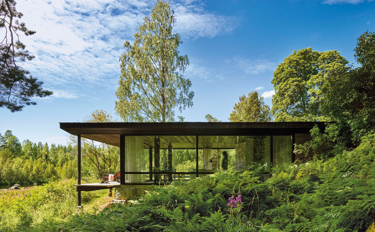 930-si-AyD-Delin,B.-Ludnas-17. La silueta escueta, ligera y transparente del pabellón que encierra el salón evoca el lenguaje de los edificios icónicos de la modernidad, como la Casa Farnsworth en Illinois, de Mies van der Rohe